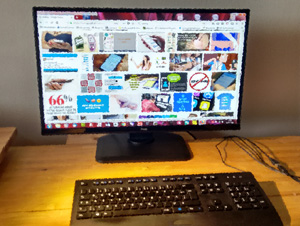  Bild: ein Pc Bildschirm und Tastatur, etwas verschwommen